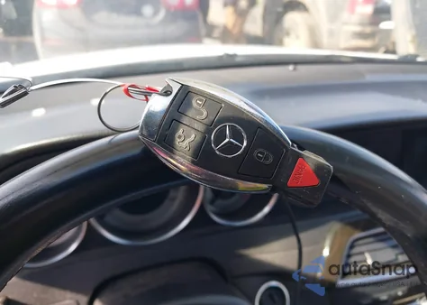 2013 Mercedes-Benz C 350 Sport z USA, uszkodzony, nr VIN WDDGF5HB0DR255531